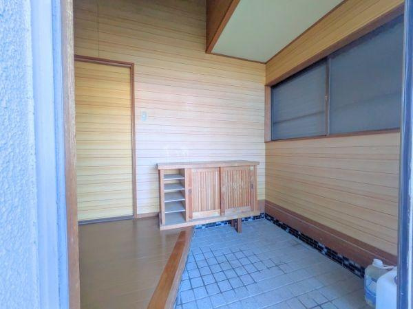 臼杵市大字江無田　戸建ての玄関|明るい木目調の玄関が印象的です。落ち着いた雰囲気でお出迎えできます。収納スペースがあり整理しやすい仕様です。広々とした空間で使い勝手も良好です。。