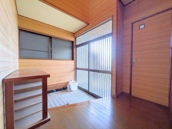 臼杵市大字江無田　戸建ての玄関|玄関には大きな窓があり明るい空間が広がります。シューズボックスが設置されており収納にも便利です。木目調の内装が特徴で落ち着いた雰囲気が感じられます。