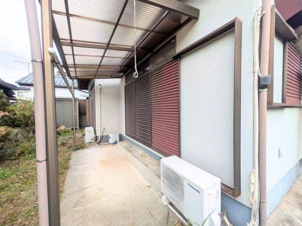 臼杵市大字江無田　戸建てのその他|屋根付きのスペースがあり天候に左右されにくい設計です。屋外設備も整っており利用しやすい環境です。通路も確保されているため出入りもスムーズです。プライバシーに配慮された窓シャッター付きの外観です。