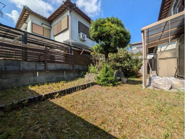 臼杵市大字江無田　戸建ての庭|陽当たりの良い庭で季節ごとに表情を楽しめます。落ち着いた雰囲気のスペースが広がります。ゆとりのある敷地が魅力的です。外構とのバランスも取れた配置です。