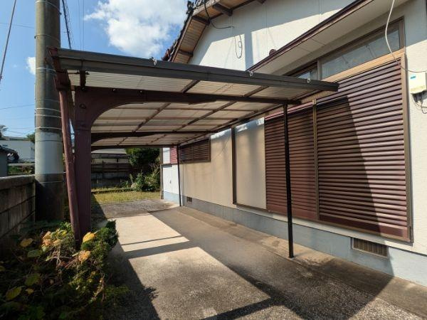 臼杵市大字江無田　戸建ての駐車場|カーポート付きで車を雨や日差しから守ることができます。建物横にスペースが確保されており出入りもスムーズです。駐車スペースがしっかり確保されていて安心して利用できます。
