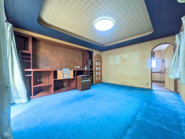 臼杵市大字江無田　戸建ての居間・リビング|広々とした空間で壁面収納も充実しています。大きな窓から自然光が入り明るさを感じられます。