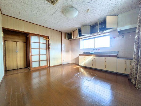 臼杵市大字江無田　戸建てのキッチン|広々としたキッチンスペースが特徴です。大きな窓からの光が室内を明るく保ちます。収納も豊富で使いやすい配置です。落ち着いた木目調の内装が温かみを感じさせます。