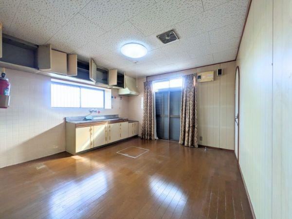 臼杵市大字江無田　戸建てのキッチン|広々としたキッチンには大きな窓があり明るさを感じられます。収納スペースが豊富で使い勝手が良いです。室内は木目調のフローリングで落ち着いた雰囲気です。換気扇も完備されており環境を快適に保てます。