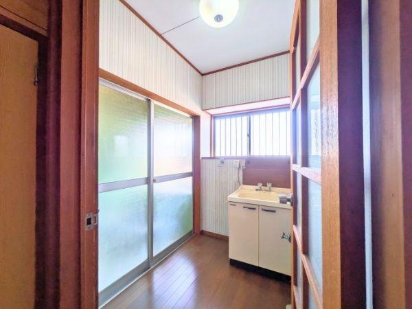 臼杵市大字江無田　戸建ての独立洗面台|明るい光が差し込む洗面所は毎日心地よく使えます。窓付きで換気もしやすく清潔感を保ちやすい空間です。木目調の仕上げが落ち着いた雰囲気を演出しています。
