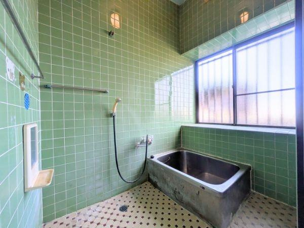 臼杵市大字江無田　戸建ての浴室|レトロな雰囲気が特徴のバスルームです。大きな窓からの採光もあり明るく開放的な空間です。タイル張りの壁面が清潔感を演出しています。浴槽や設備もシンプルでお手入れしやすいです。