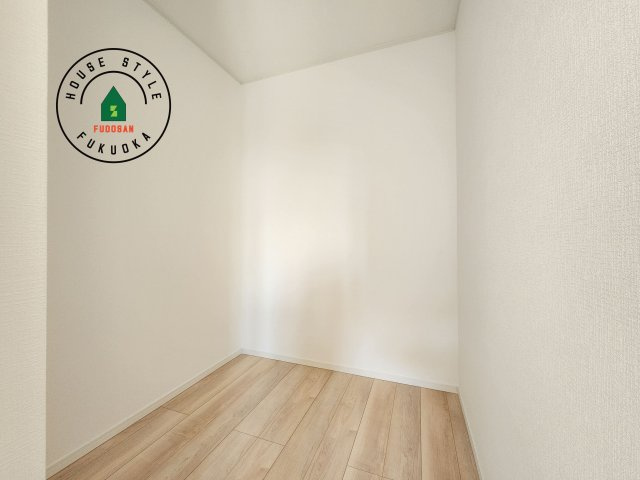 小郡市小郡第22-2棟（2号棟）の内観：施工例|【WIC（ウォークインクローゼット）】 たくさんの洋服をかけてもシワになりにくいウォークインクローゼット。洋服以外にも、普段使わない家電やスーツケース、ストック品など何でも片付く嬉しい空間です。