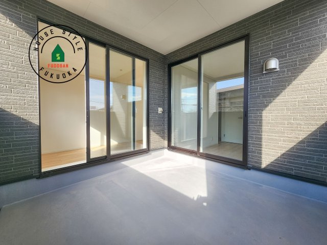 小郡市小郡第22-2棟（2号棟）の外観：施工例|バルコニーに自分のこだわりをもたせる。120％自由自在のバルコニー。もちろんお洗濯物を干す、ゴミを一時保管するなどもおまかせください。バルコニーを多目的スペースとして考えてみましょう。