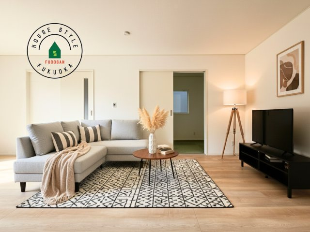 小郡市小郡第22-2棟（2号棟）の内観：施工例|明るく開放的なリビングダイニングは豊かな陽光が注ぎ込み、やすらぎの空間を演出してくれます。ご家族で楽しいひとときをお過ごし下さい。※家具はCGを合成したものです。