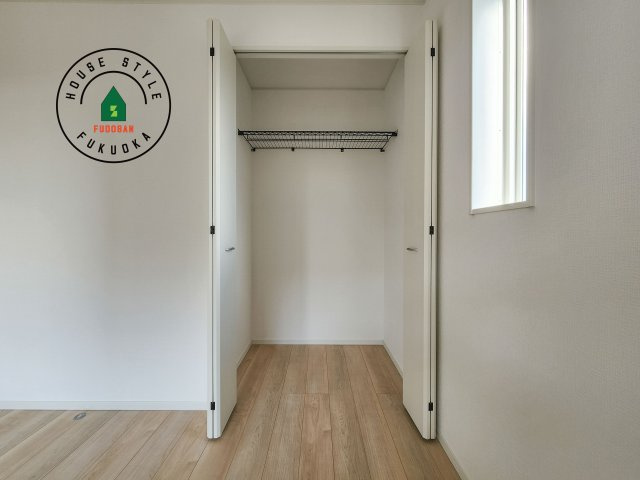 小郡市小郡第22-2棟（2号棟）の内観：施工例|壁面クローゼットのメリットは、衣類が横一列に並ぶためひと目で洋服が選びやすいこと。衣類をたくさんお持ちの方も、限られたスペース内に無理なく収納することができます。