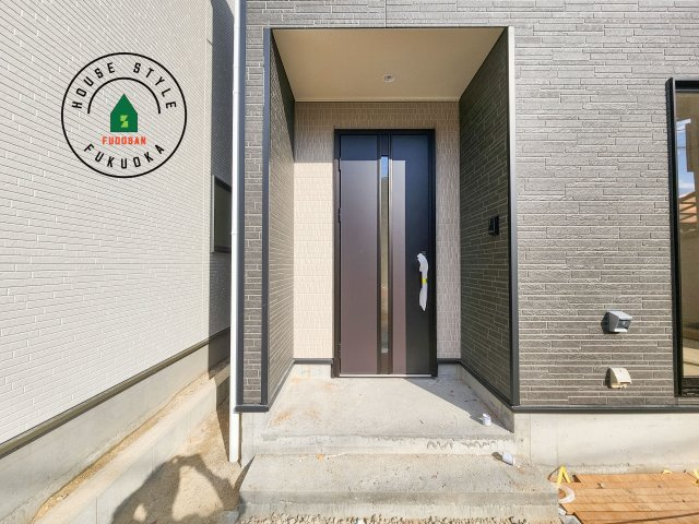 小郡市小郡第22-2棟（2号棟）の外観：施工例|地盤調査済 / 玄関へ向かうまでのアプローチに漂う上質が期待感をもたせます。玄関は建物の顔。落着きを醸し出した自己主張が心に訴えてきます。