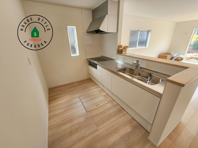 小郡市小郡第22-2棟（2号棟）の内観：施工例|カウンターキッチンなら、リビングで遊ぶ子供の様子を見ながら料理ができるので安心です。料理を運んでもらったり、子供にお手伝いしてもらいやすいのもいいですね。