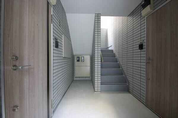 カームタイム栄生のエントランス