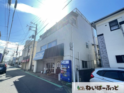 【外観】 | コーポ秋葉 | 正面はテナント、奥が住居のL字型賃貸マンション