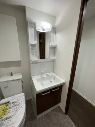 INside Grove EVEの洗面所|明るい洗面所です