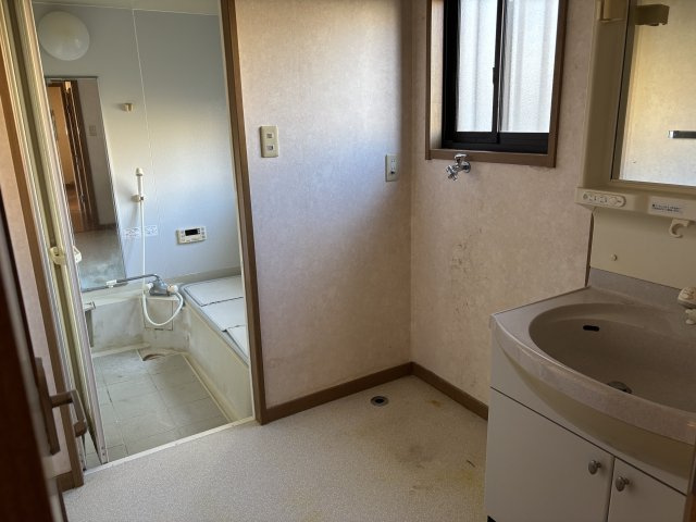 津幡町緑が丘　中古の独立洗面台