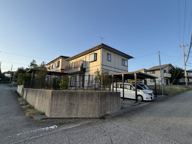 津幡町緑が丘　中古の前面道路含む現地写真