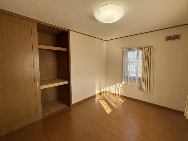 津幡町緑が丘　中古の洋室