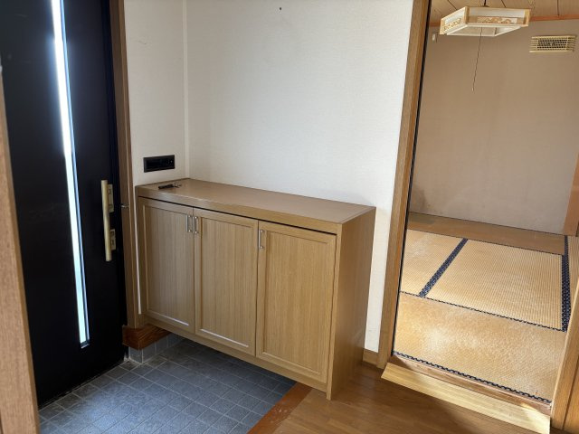 津幡町緑が丘　中古の玄関