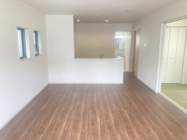 リーブルガーデンS富岡市下高瀬第１　3号棟の居間・リビング|人気の対面式キッチンを配した空間はお好みの家具も合わせやすく、家族がくつろぐ快適な空間造りをサポート。窓からは明るい陽光が差し込みます。