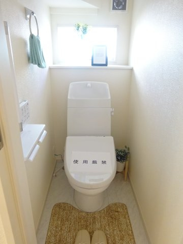 リーブルガーデンS富岡市下高瀬第１　3号棟のトイレ|1階トイレです。清潔感のある白を基調としています。
温水洗浄・便座暖房機能の付いた快適なトイレです☆