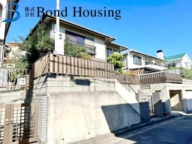 「令和７年12月リフォ済」「ビルトイン車庫付」　朝霧台　築36年の外観