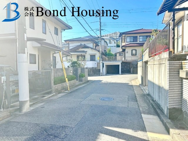 「令和７年12月リフォ済」「ビルトイン車庫付」　朝霧台　築36年の前面道路含む現地写真
