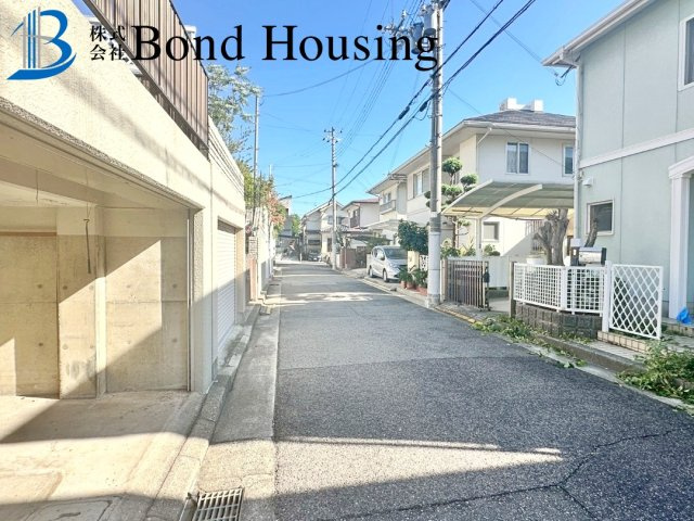 「令和７年12月リフォ済」「ビルトイン車庫付」　朝霧台　築36年の前面道路含む現地写真