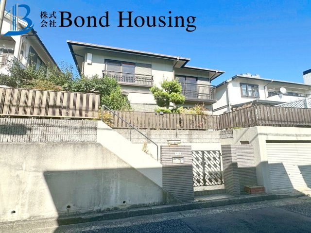 「令和７年12月リフォ済」「ビルトイン車庫付」　朝霧台　築36年の外観