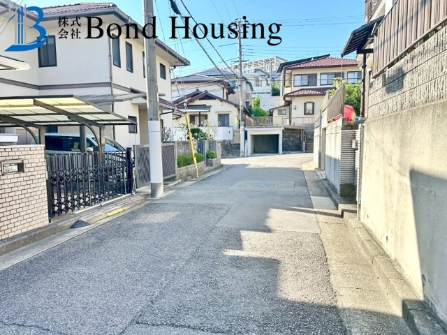 「令和７年12月リフォ済」「ビルトイン車庫付」　朝霧台　築36年の前面道路含む現地写真