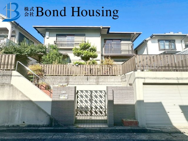 「令和７年12月リフォ済」「ビルトイン車庫付」　朝霧台　築36年の外観