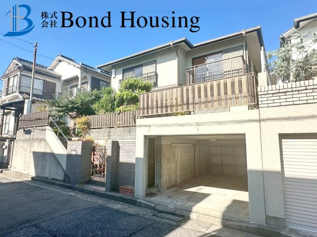 「令和７年12月リフォ済」「ビルトイン車庫付」　朝霧台　築36年の前面道路含む現地写真