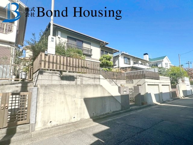 「令和７年12月リフォ済」「ビルトイン車庫付」　朝霧台　築36年の前面道路含む現地写真