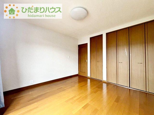 【寝室】 | 桜川市加茂部　中古戸建 | バルコニーに面している洋室は、主寝室にどうぞ(^^)/
