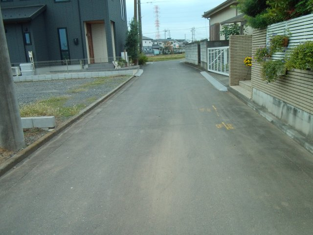 川越市上野田町13-43　売地の前面道路含む現地写真