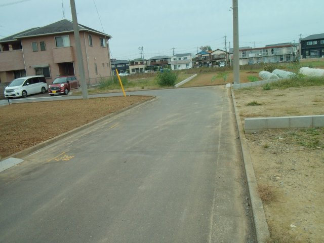 川越市上野田町13-43　売地の前面道路含む現地写真