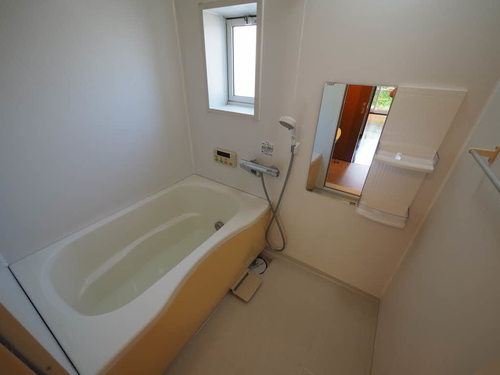 クレールメゾンの浴室|追い焚き付きのお風呂です♪