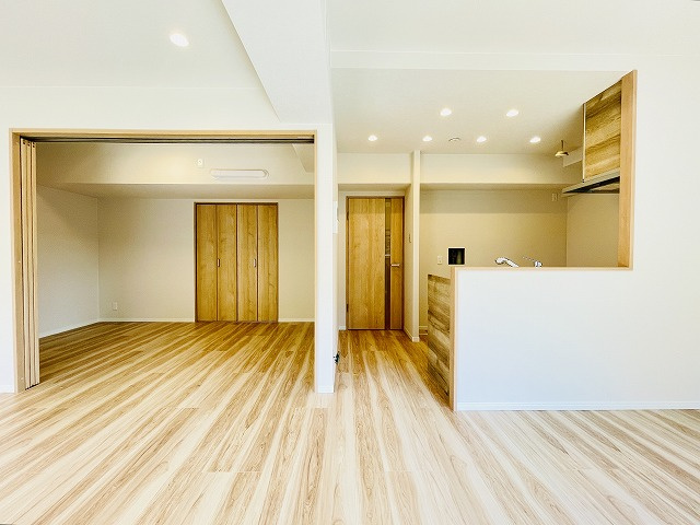 【居間・リビング】 | ヴォルフスガルテン二日市 | LDKは隣りの洋室とつなげて広く使ってもOK ライフスタイルに合わせて自由に使えます