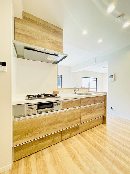 【キッチン】 | ヴォルフスガルテン二日市 | 空間がスッキリみえるダウンライトと木目のキッチンはいろんなインテリアにも馴染みそうです