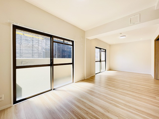 【居間・リビング】 | ヴォルフスガルテン二日市 | 南西向きで開口部から気持ち良い光が射し込むリビングルームです