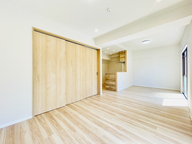 【居間・リビング】 | ヴォルフスガルテン二日市 | 洋室の扉を閉めても圧迫感なく過ごせるLDKです