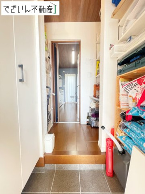 【玄関】 | 行田市富士見町1丁目　中古住宅   | 現地(2025年10月撮影)