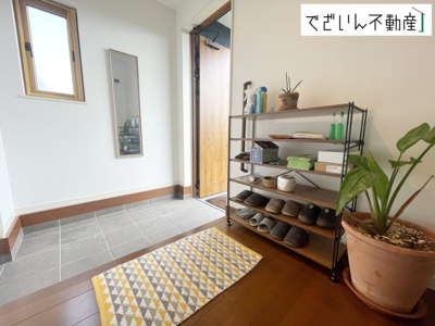 【玄関】 | 行田市富士見町1丁目　中古住宅   | 現地(2025年10月撮影)