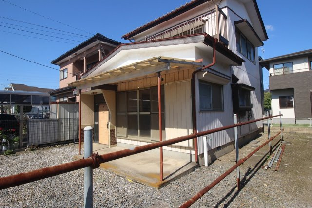 小山市駅南町6丁目の外観|現地敷地内から上物建物を撮影（2025年10月撮影）