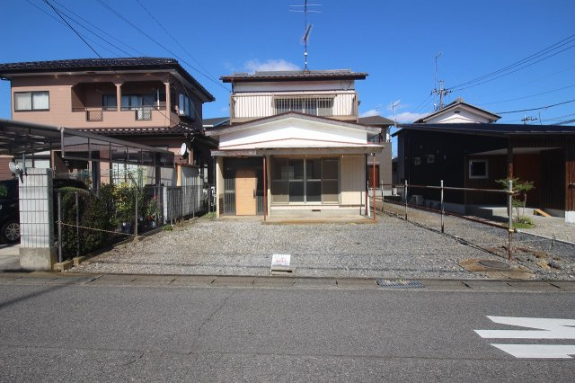 小山市駅南町6丁目の外観|現地を南側から引きで撮影（2025年10月撮影）