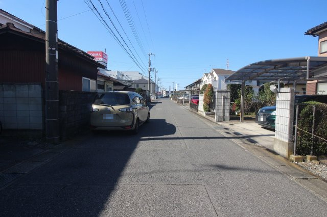 小山市駅南町6丁目の外観|現地南側の接道を東側から撮影（2025年10月撮影）