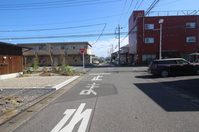 小山市駅南町6丁目の外観|現地南側の接道を西側から撮影（2025年10月撮影）