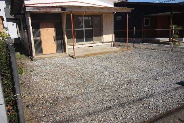 小山市駅南町6丁目の外観|現地を南西側から撮影（2025年10月撮影）