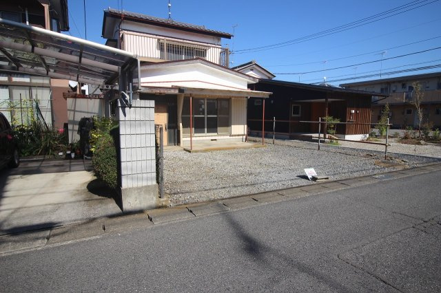 小山市駅南町6丁目の外観|現地を南西側から引きで撮影（2025年10月撮影）