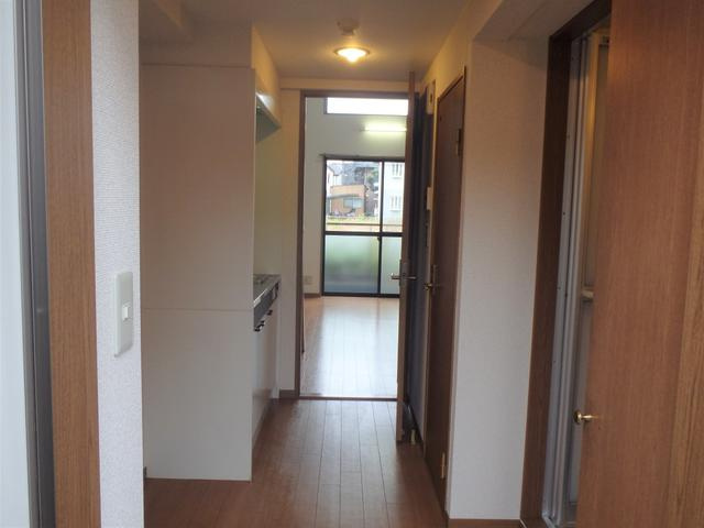 玄関から見た居室